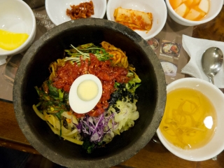 Bibimbap mit rohem Rindfleisch